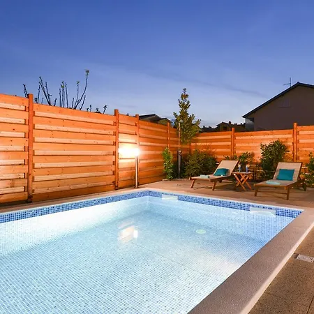 Sima- Luxury With Private Pool アパート ザダル